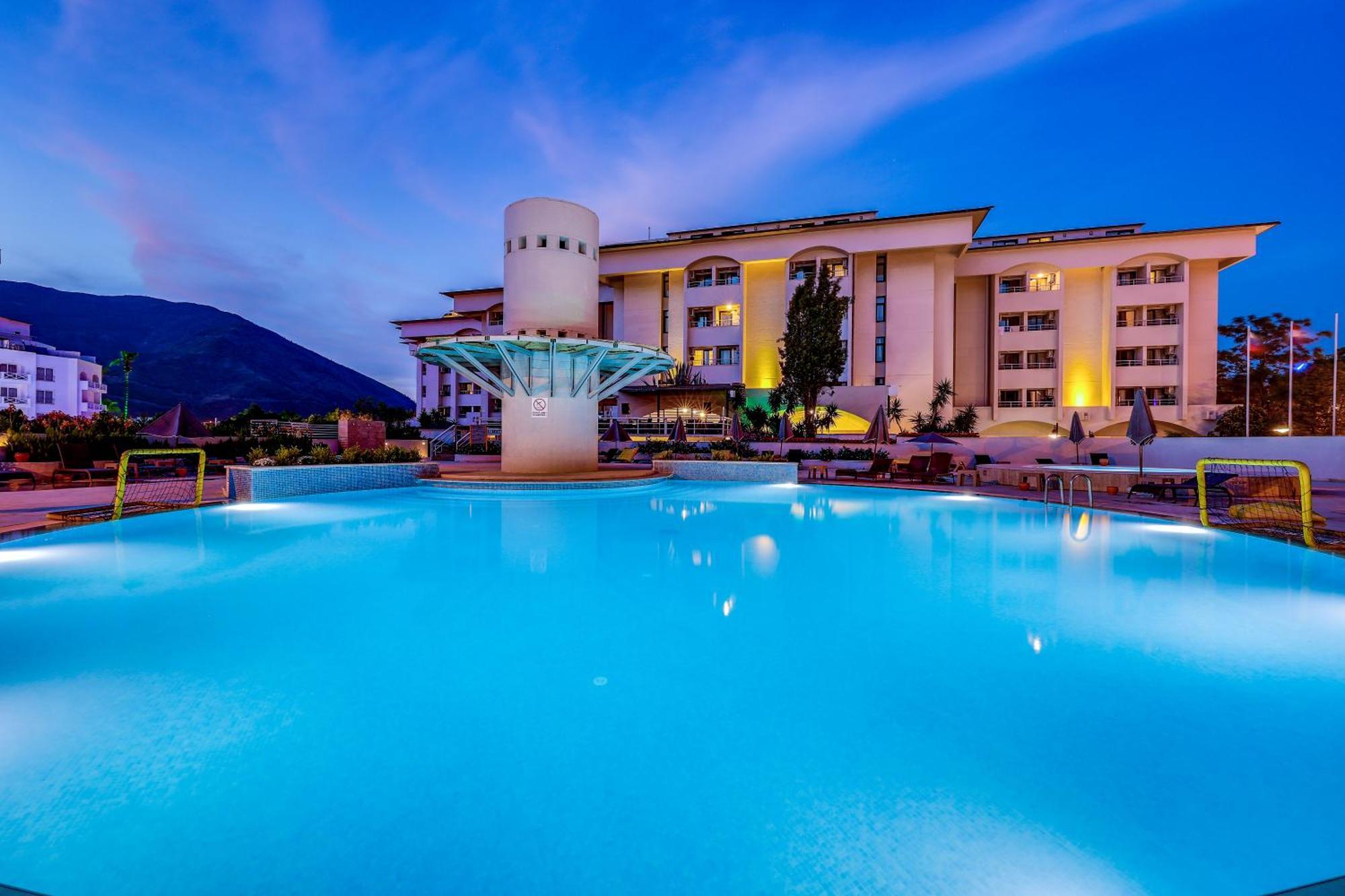 Faros Premium Beach 马尔马里斯 外观 照片